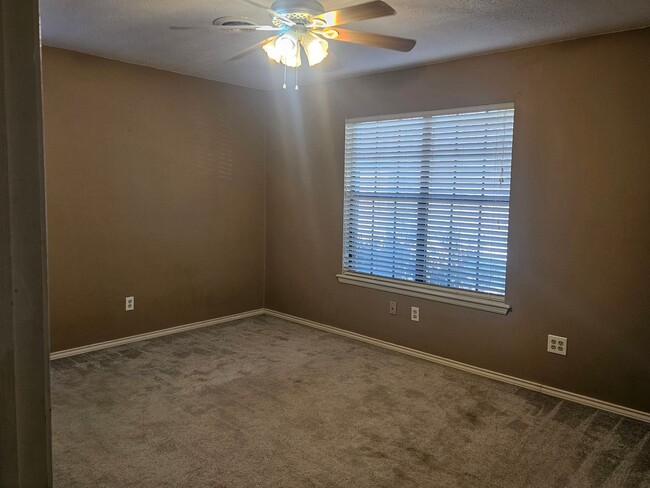 Building Photo - 306 Elfen Glen St