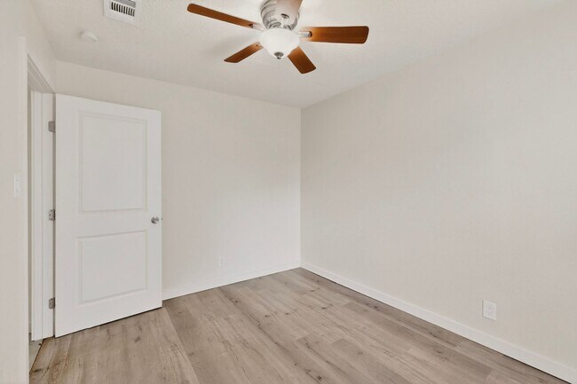 Building Photo - 1846 Henry Cir SW