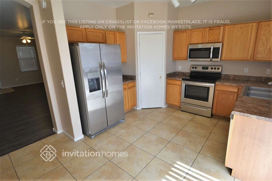 Building Photo - 6965 W Midway Ave