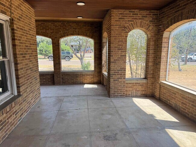 Building Photo - 1319 Mier St