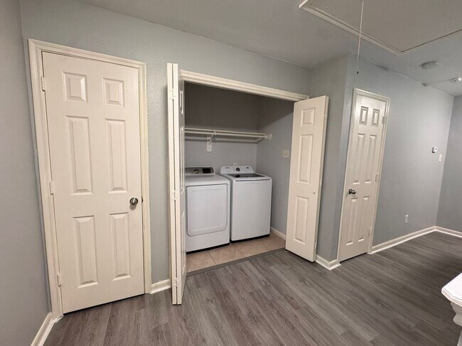 Building Photo - 6427 Waldron Cir