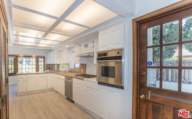 Building Photo - 12694 Montana Ave