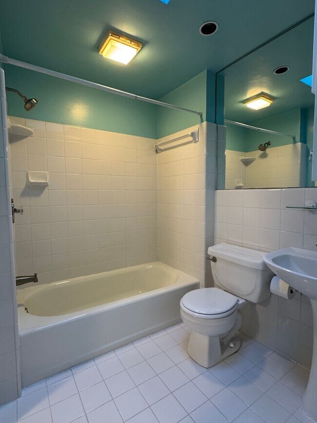 Building Photo - Rare lease opportunity in Leawood + Spacio...