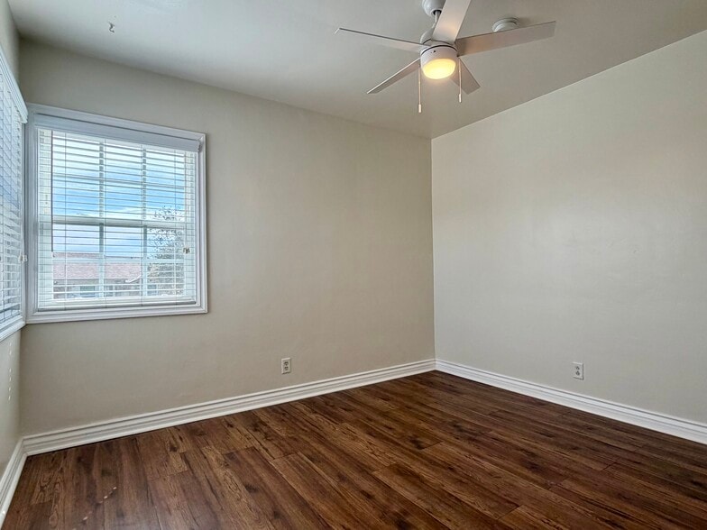 Building Photo - 982 W Hamilton Ave