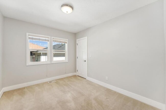 Building Photo - 1041 Yale Ave S