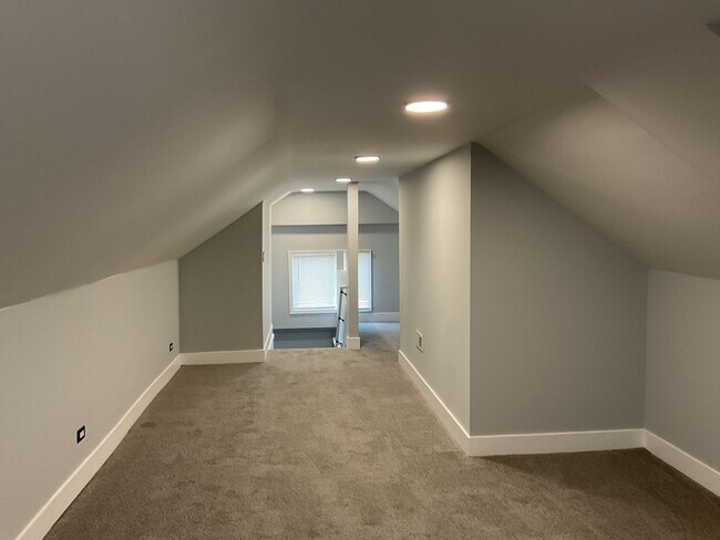 Building Photo - 14846 Woodlawn Ave