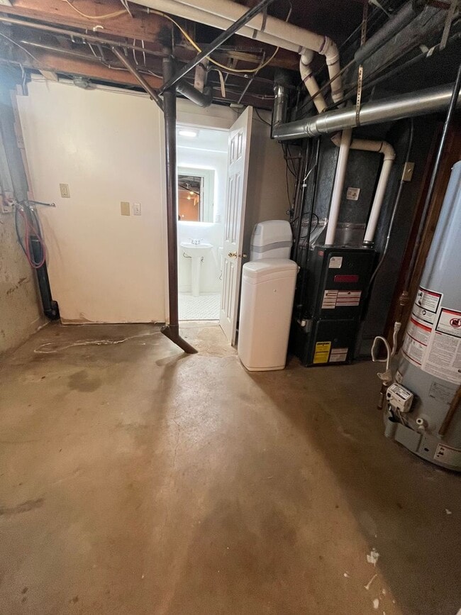 Building Photo - Spacious 2 Bed/2 Bath with Fenced in Yard!