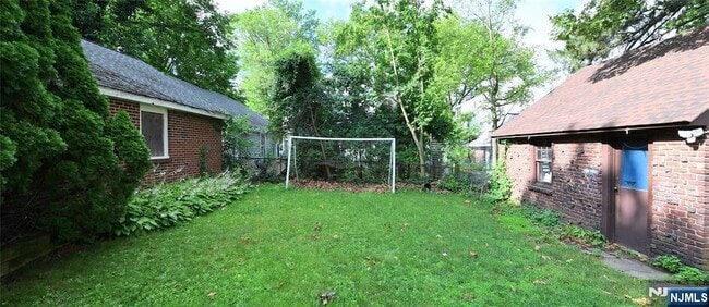 Building Photo - 328 Demott Ave