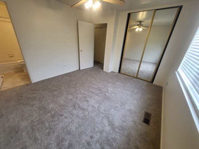 Building Photo - 3766 Emerson Dr