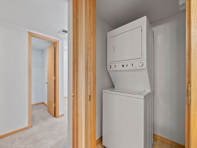 Building Photo - Well Maintained 2-Bed, 2-Bath Condo in Prime Location Near CSU!