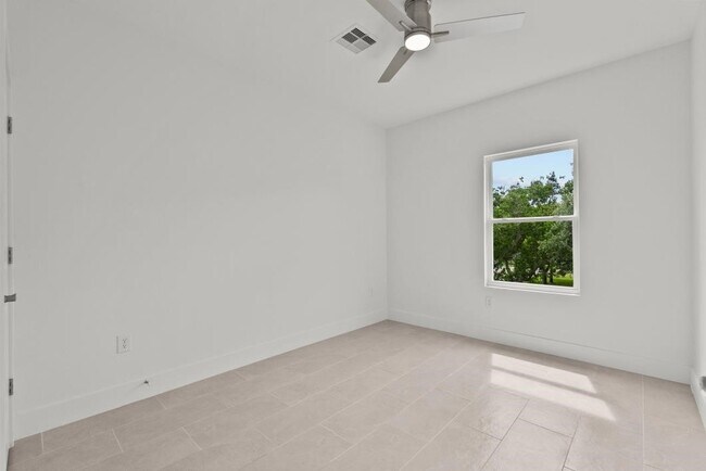 Building Photo - 512 2nd St
