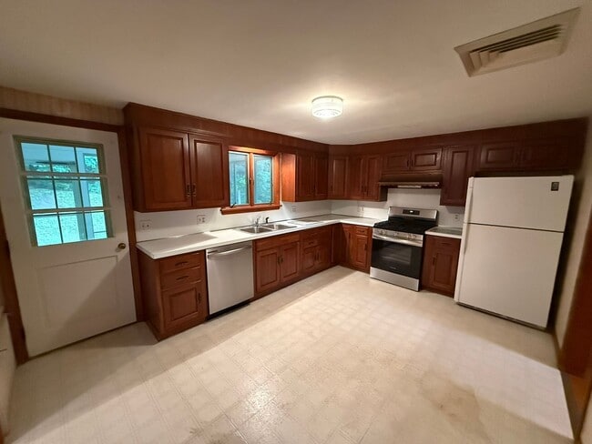 Building Photo - Beautiful 3 Bed, 1 Bath Single Family for Rent in Broad Brook!