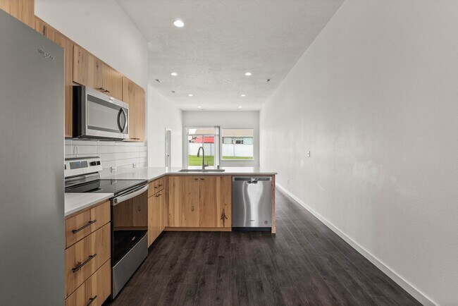 Building Photo - 604 S Crescent Ln