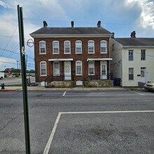 Building Photo - 1 Bedroom Apartment on First Floor!