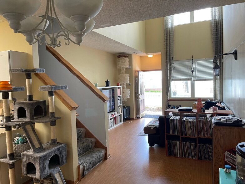 Building Photo - 1725 Countryside Dr