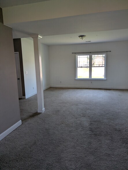 Building Photo - 17 Victoria Ct