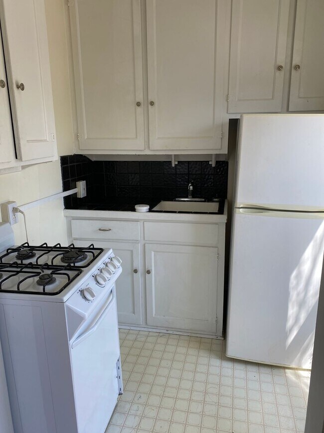 Building Photo - 435 E Centerway St