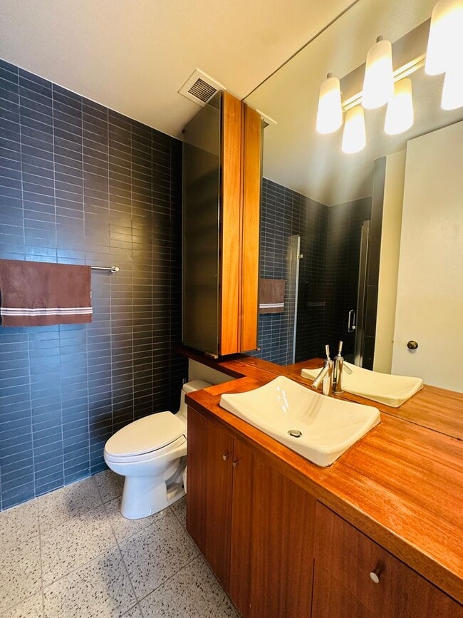 Building Photo - Luxury 12th Floor Corner 1bd/2bath w/ Incr...