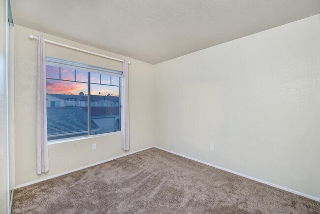 Building Photo - Beautiful Townhouse in the desirable Anaheim Packing District!