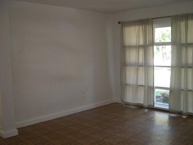 Building Photo - 220 Golden Days Dr