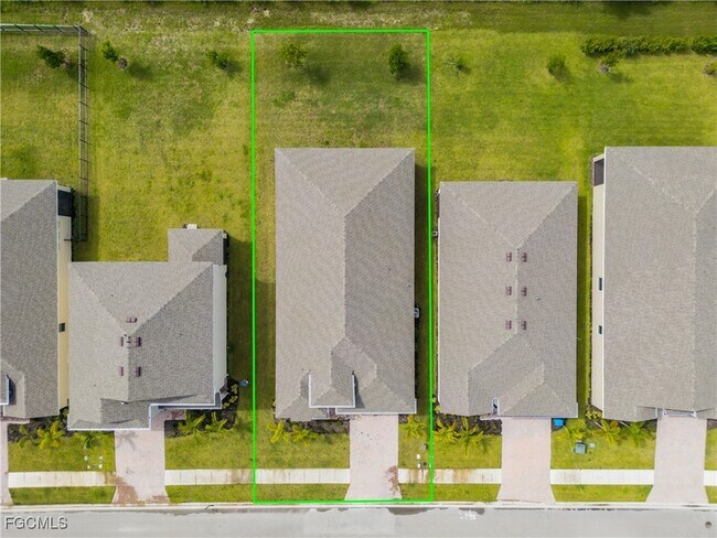 Building Photo - 374 Spg Hl Lk Lp