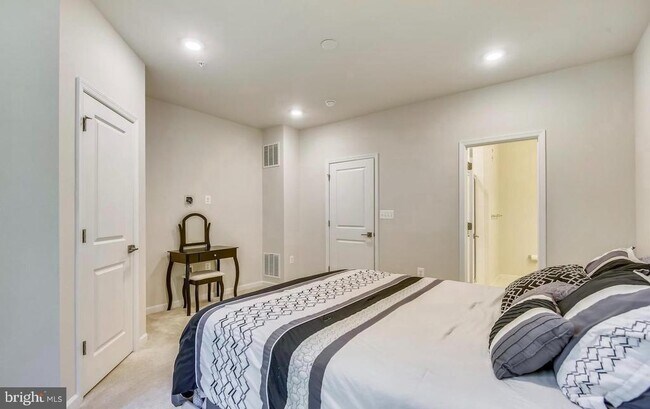 Building Photo - 23225 Milltown Knoll Square