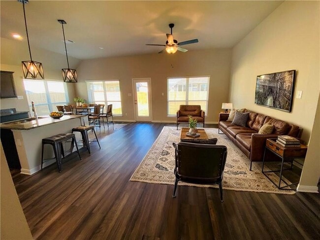 Building Photo - 721 Hollyhock Dr