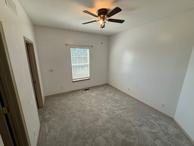 Building Photo - 3 Bed, 2 Bath Townhome Available Now!