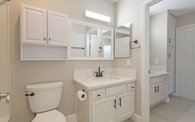 Building Photo - Lovely upstairs 2 bedroom Condo with Modern upgrades in Oceanside