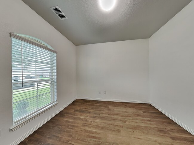 Building Photo - 1548 Woodlake Dr