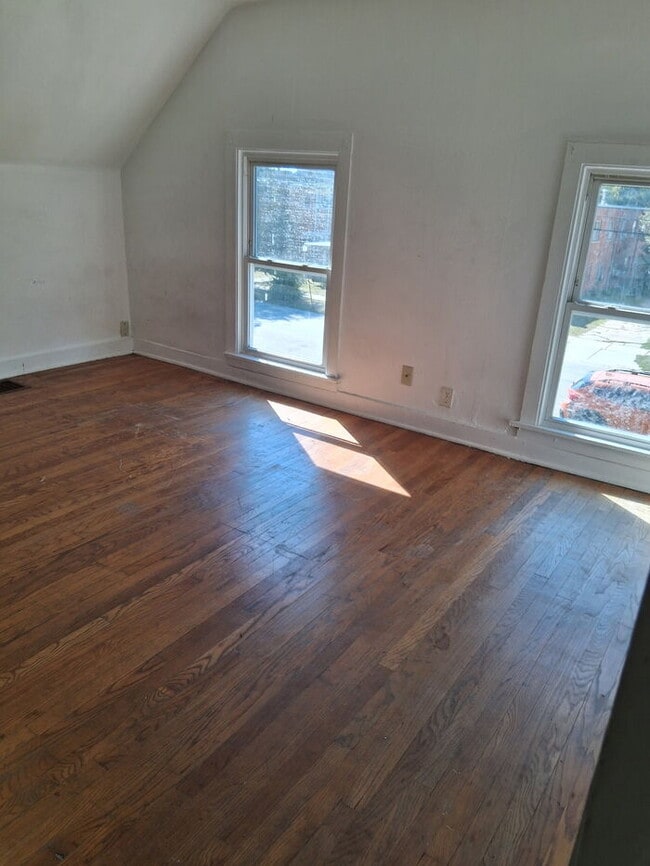 Building Photo - Charming 2-Bedroom Home in Rockford – Upda...