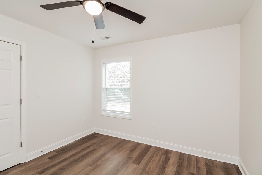 Building Photo - 36 Oak St