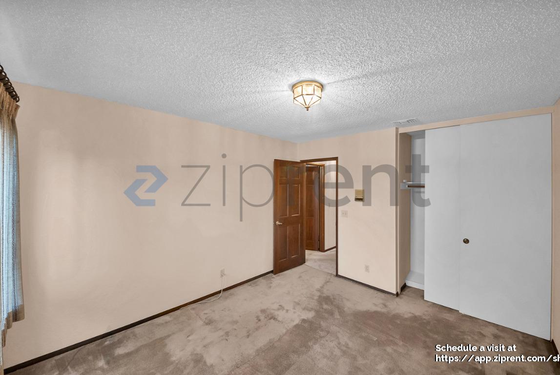 Building Photo - 716 Buckingham Dr