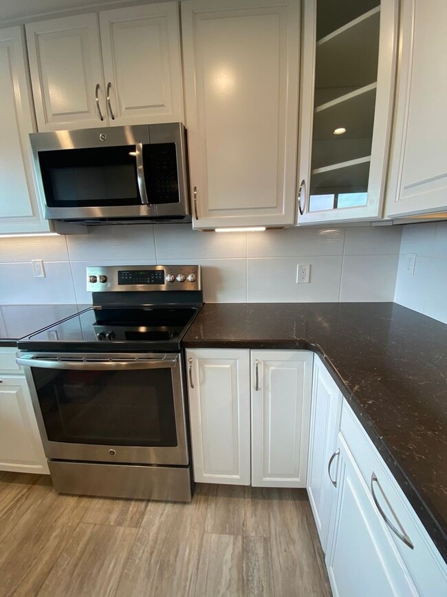 Building Photo - Beautiful 3 bed, 2 bath Townhome close to USD and Mission Valley!
