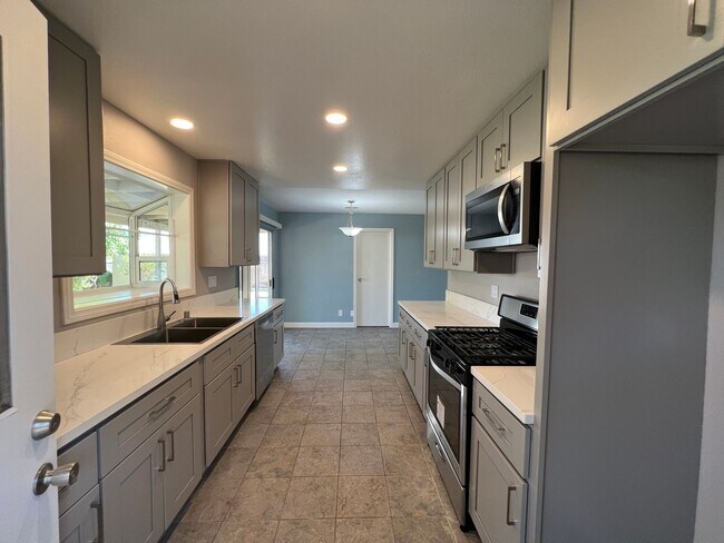 Building Photo - Lovely Ventura Single Story Home for RENT!