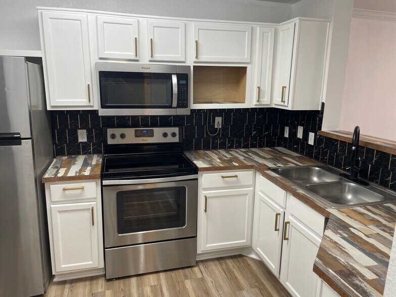 Building Photo - 3714 Palm Desert Ln