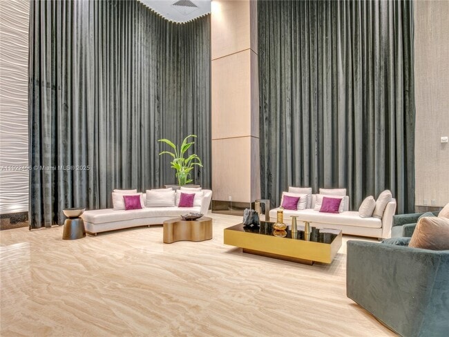 Building Photo - 950 Brickell Bay Dr