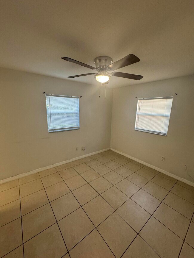 Building Photo - 820 Juanita Cir