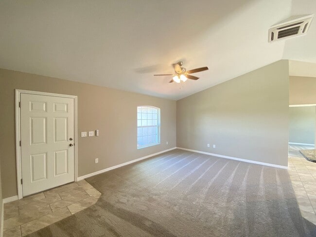 Building Photo - Desirable SE Ocala Neighborhood 3/2/2 *WON...