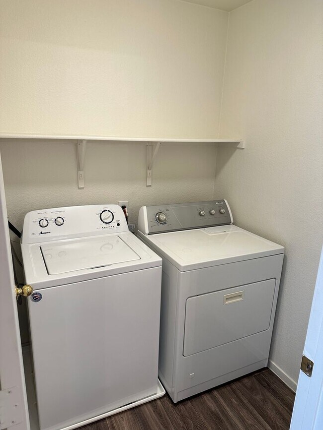 Building Photo - 3 Bedroom Townhouse!! in Gated Community!!...