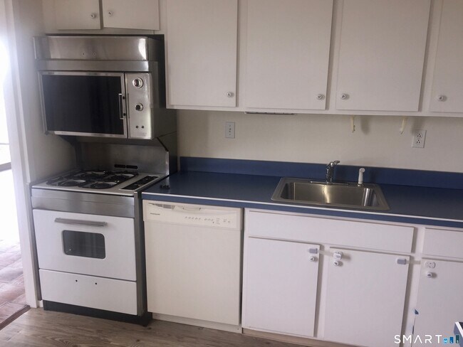 Building Photo - 1 Strawberry Hill Ct