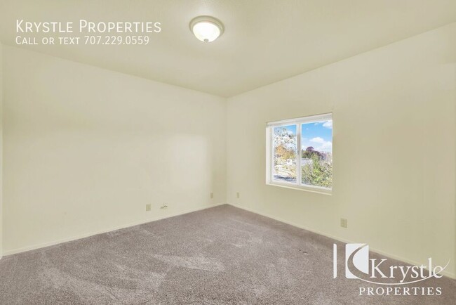 Building Photo - Spacious apartment with laundry hookups