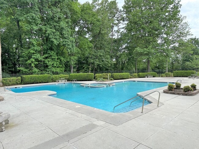 Building Photo - Fantastic 2BR / 2BA condo in prime West Kn...