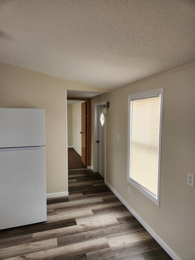 Building Photo - 1004 Aaron Ln