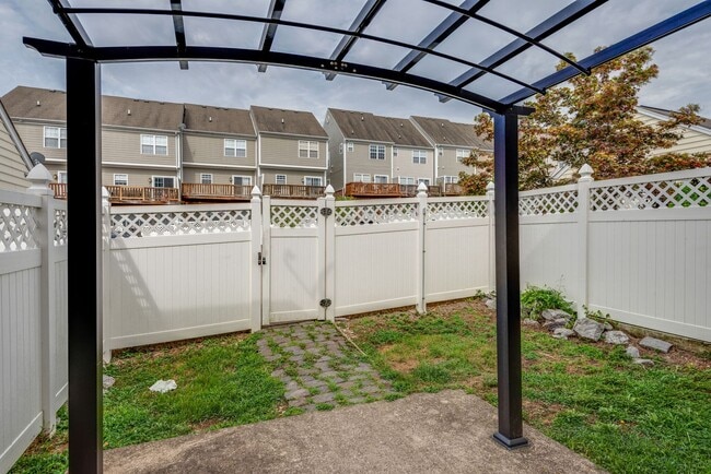 Building Photo - 3-Bed/2.5-Bath in Lenox Village