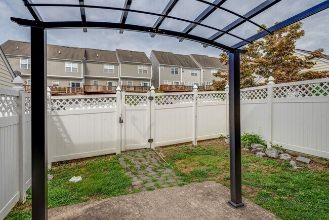 Building Photo - Beautiful Lenox Village Townhome!