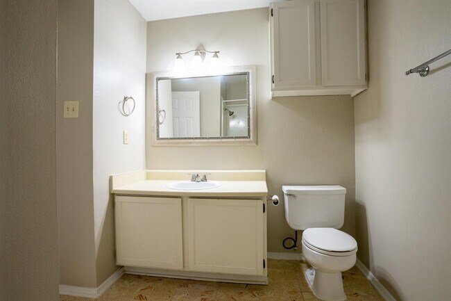 Building Photo - 2521 Crosstimbers St