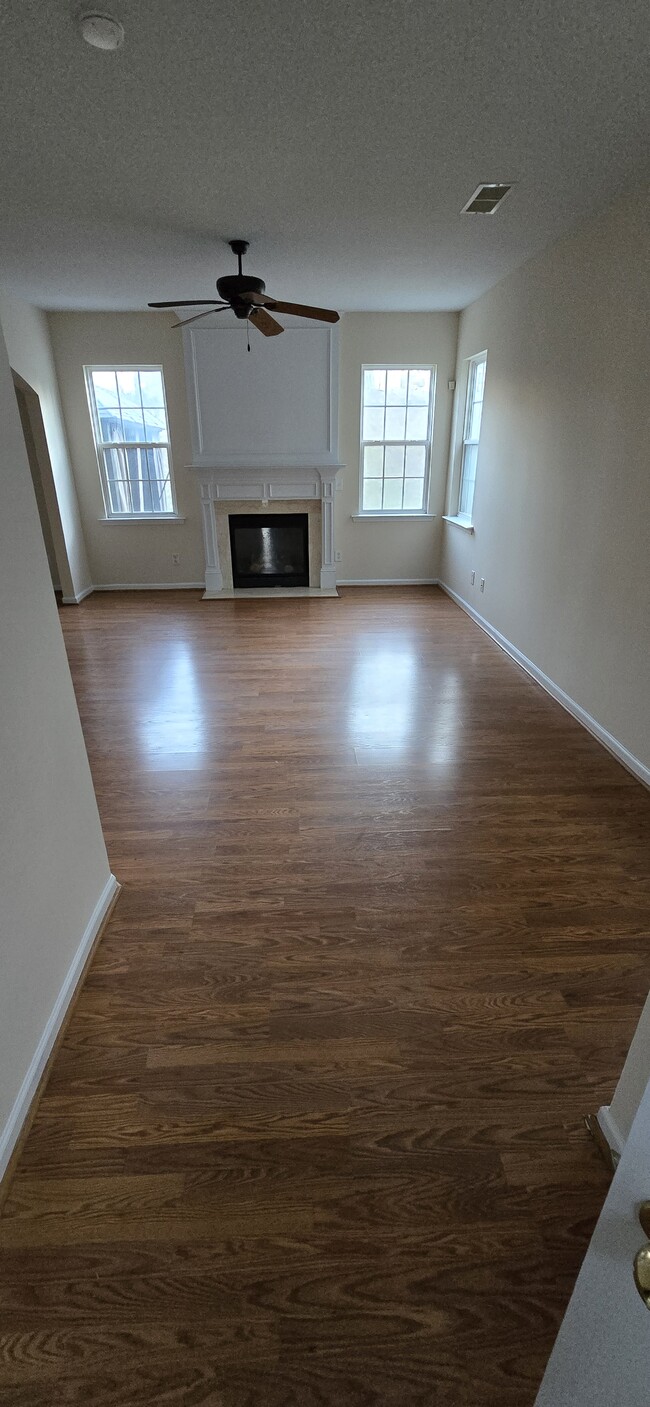 Foyer & Living Room - 4911 Abercromby St