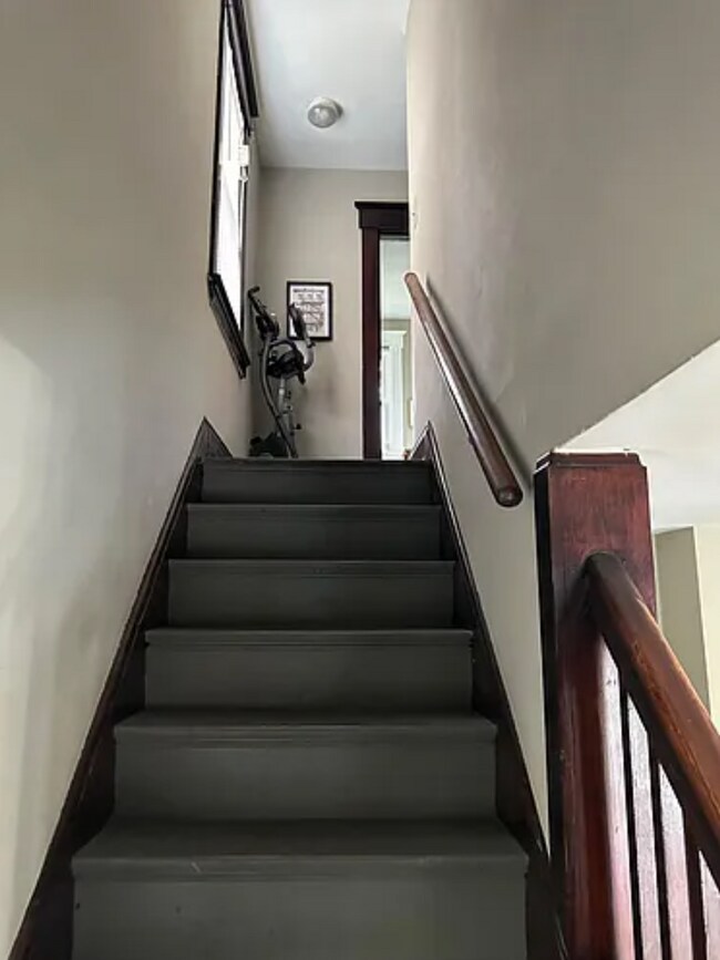 Building Photo - 2 Bedroom House Available Next to UC Campus