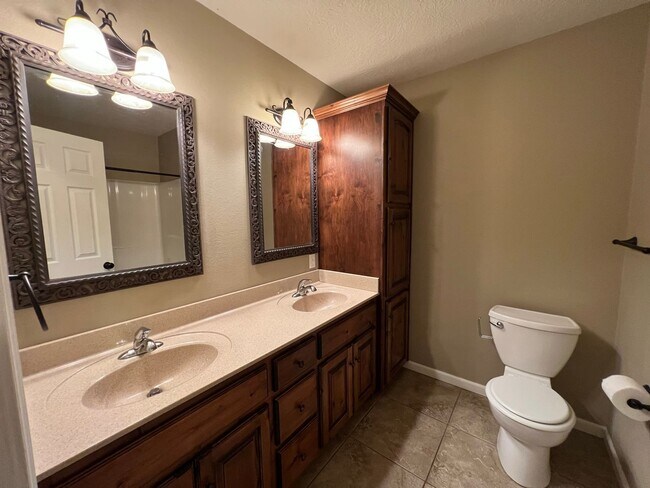 Building Photo - Single Family Home with  Guest House!